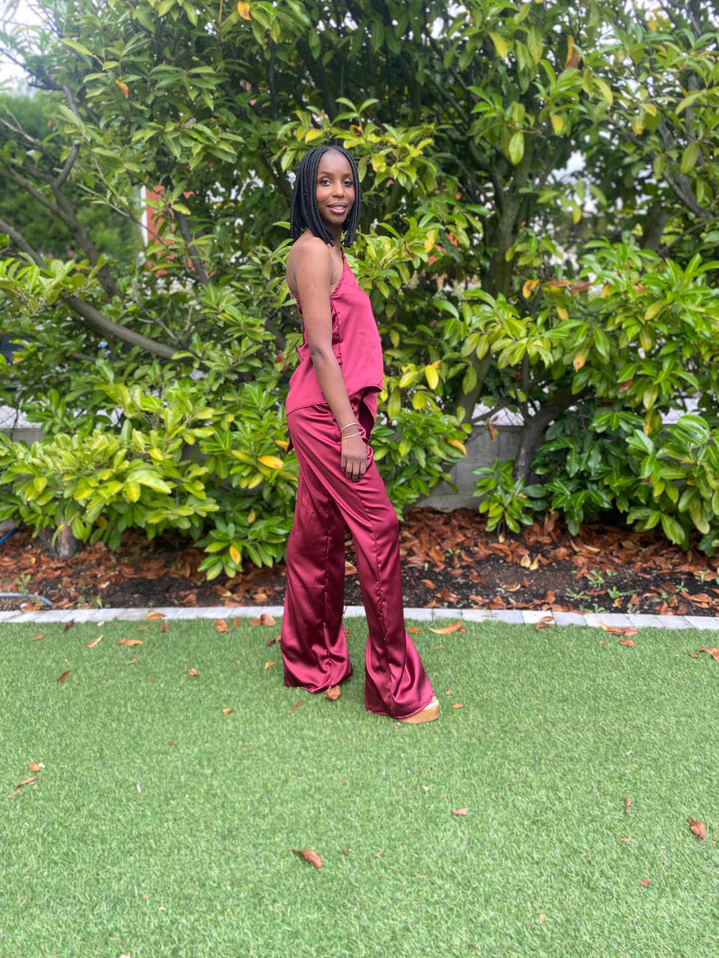 Ensemble Haut Asymétrique et Pantalon Satin Bordeaux
